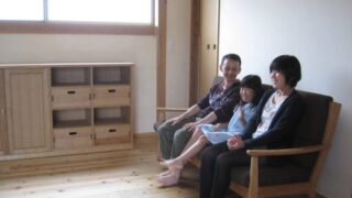 収納棚とナラのソファ