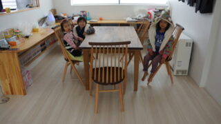 ブラックウォールナットとオーク材のコンビで仕上げた、オーダーテーブル