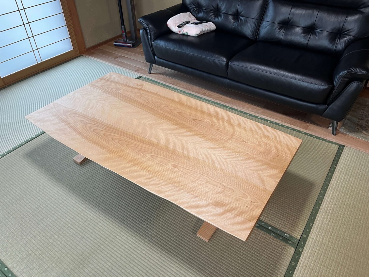 カバ桜ブックマッチのリビングテーブルを納品(香川県丸亀市O様)