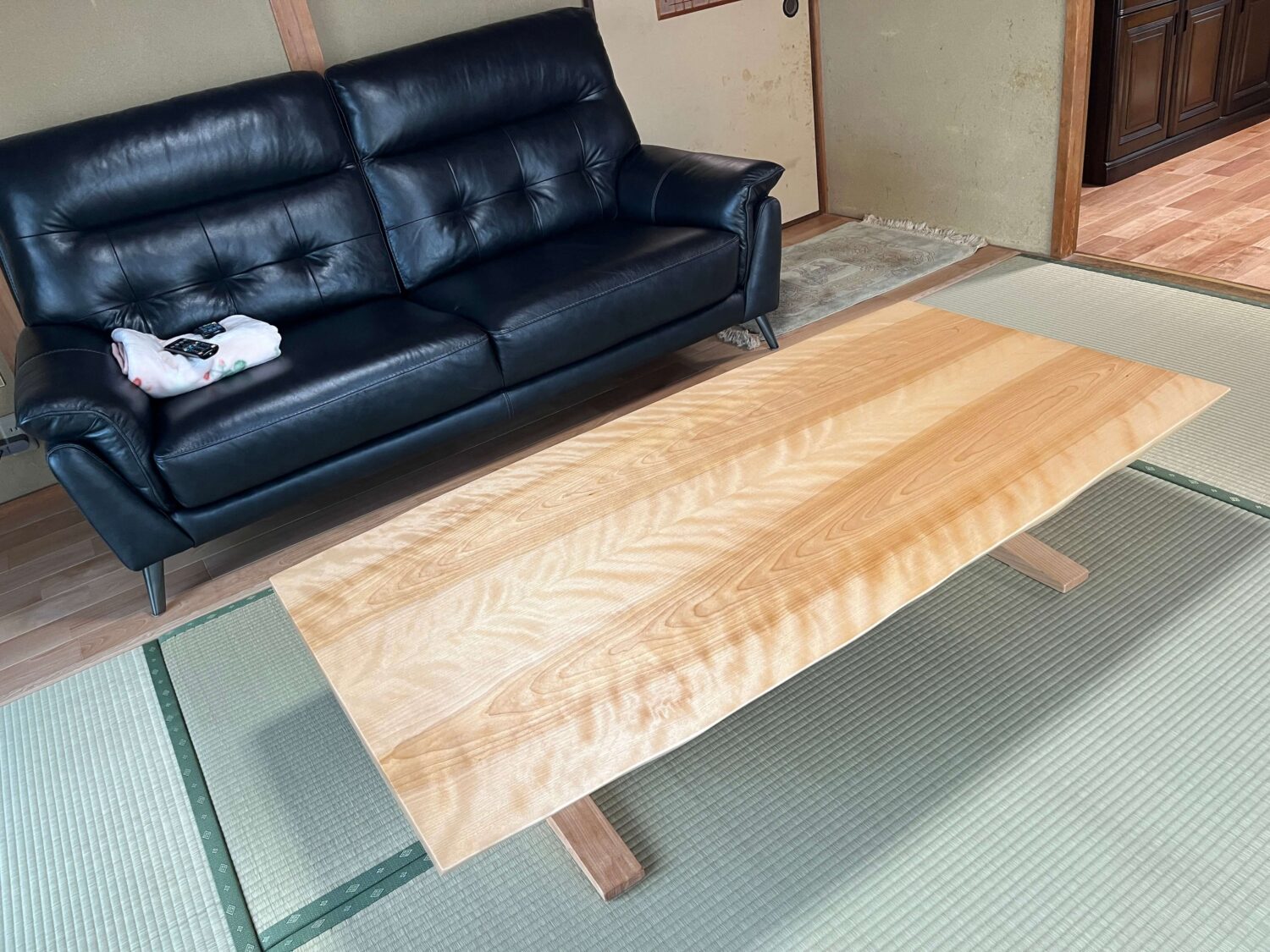 カバ桜ブックマッチのリビングテーブルを納品(香川県丸亀市O様)