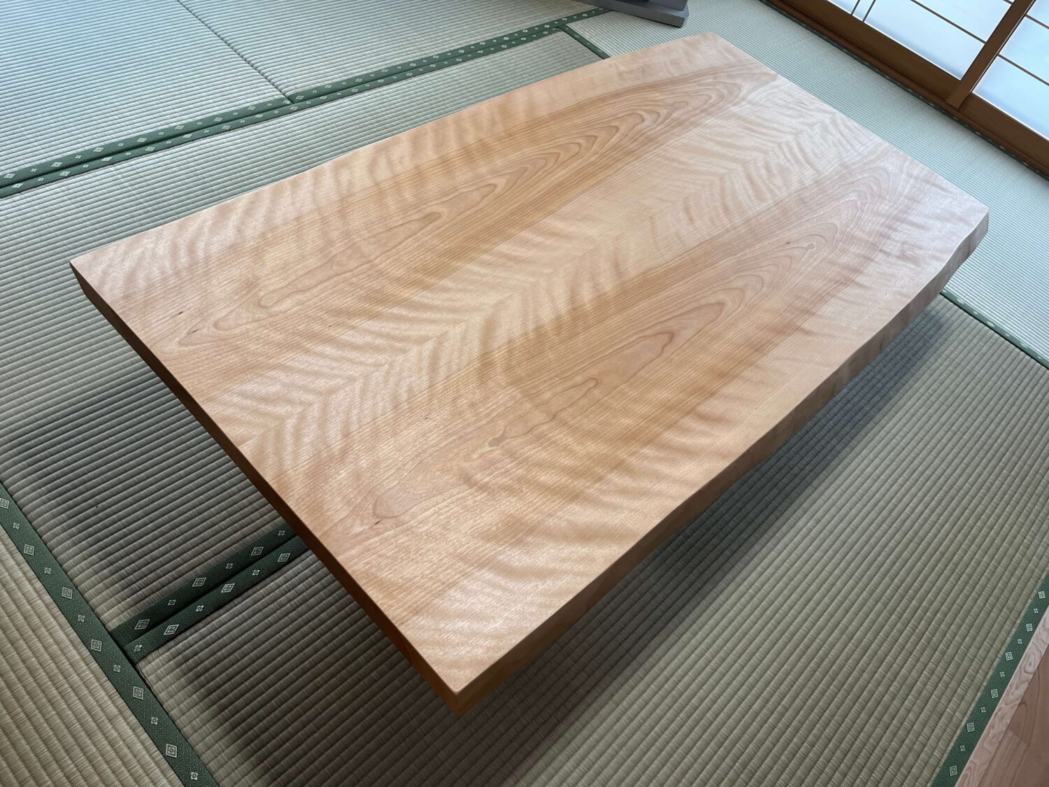 カバ桜ブックマッチのリビングテーブルを納品(香川県丸亀市O様)