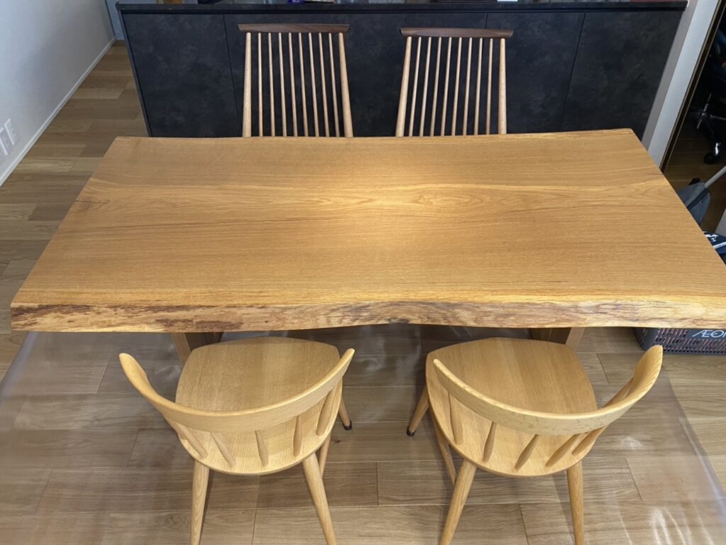 綺麗な木目の楢の一枚板ダイニングテーブルをお届けしました(香川県坂出市I様)