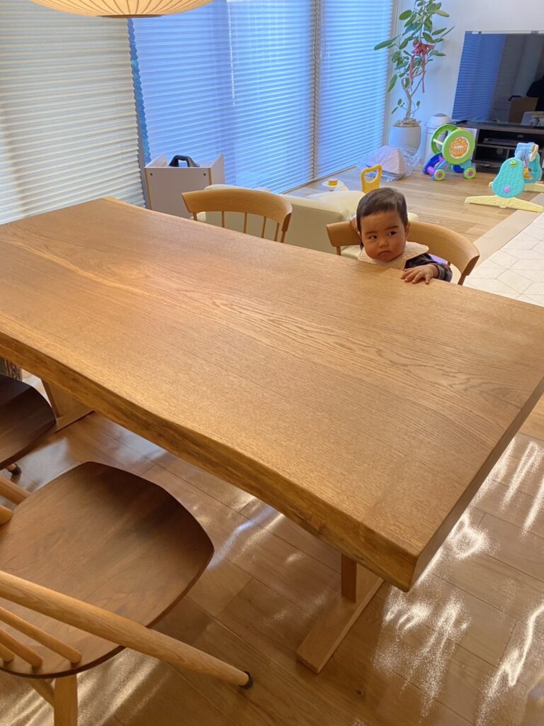 綺麗な木目の楢の一枚板ダイニングテーブルをお届けしました(香川県坂出市I様)