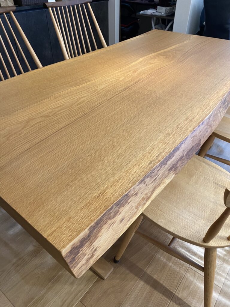 綺麗な木目の楢の一枚板ダイニングテーブルをお届けしました(香川県坂出市I様)