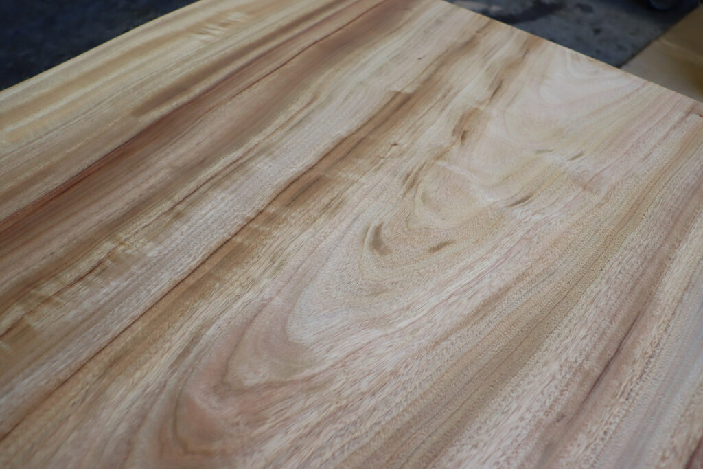 一枚板　楠　幅2550×奥940～1020×厚65（ｍｍ）　MS-7843