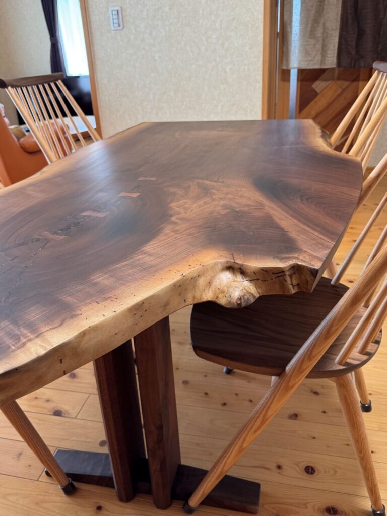 ウォールナット変形テーブルをお届