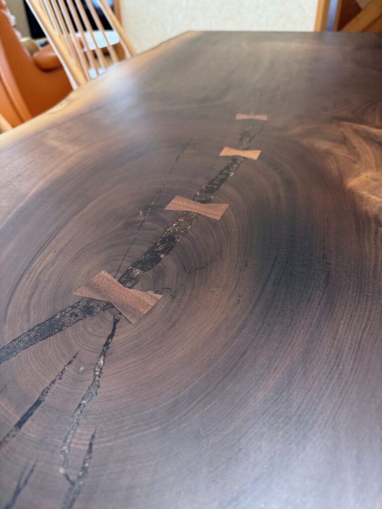 ウォールナット変形テーブルをお届