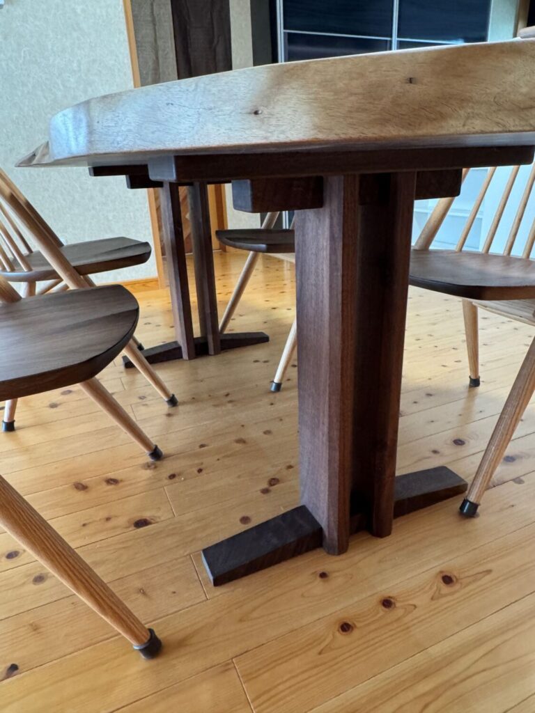 ウォールナット変形テーブルをお届